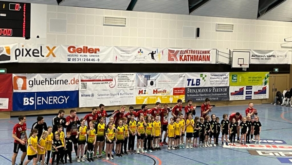 Einlaufkids Handball Viktoria Thiede bei 3.Liga MTV Braunschweig